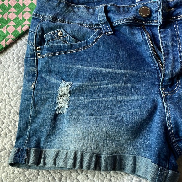 Junior’s YMI Jean Shorts - Picture 2 of 7